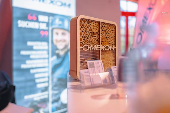 Close-Up vom Omexom Stand beim hierbleiben JOBEVENT