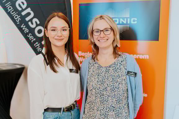 Recruiterinnen der Firma Sensotech und Sivonic schauen freundlich in die Kamera