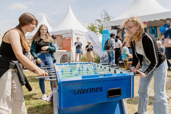 Studentinnen spielen Kicker auf dem Jobfestival JOBS HERE auf dem Campus der Uni Magdeburg