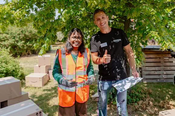 Studentin und ein Recruiter von Amazon lächeln in die Kamera beim JOBS HERE auf dem Campus der Uni Magdeburg