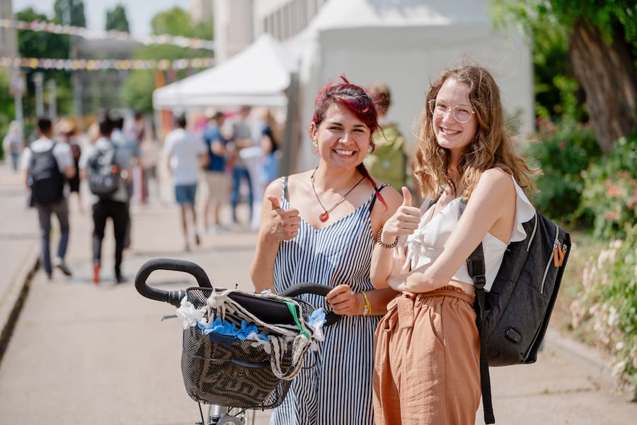 Zwei Mädchen zeigen den Daumen nach oben und lächeln auf dem JOBS HERE Jobfestival