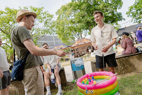 Studenten spielen Enten angeln auf dem JOBS HERE Jobfestival auf dem Campus der Uni Magdeburg