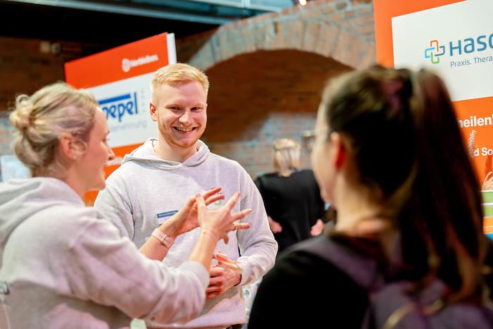Recruiter sind im Gespräch mit einer Bewerberin beim hierbleiben JOBEVENT