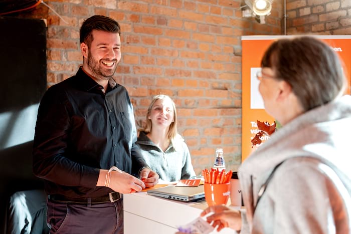 Recruiter sind im Gespräch mit einer Bewerberin beim hierbleiben JOBEVENT