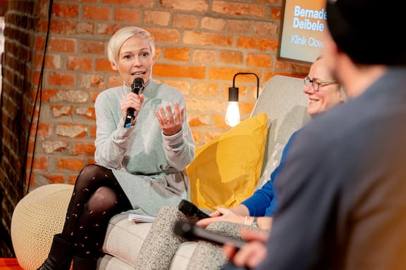 Moderatorin Anett Sattler interviewt auf dem Jobevent