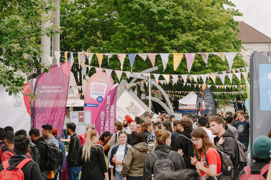 Viele junge Menschen auf dem JOBS HERE Jobfestival auf dem Campus der Uni Magdeburg