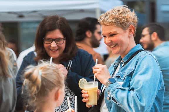 Besucher:innen beim hierbleiben FEIERABEND