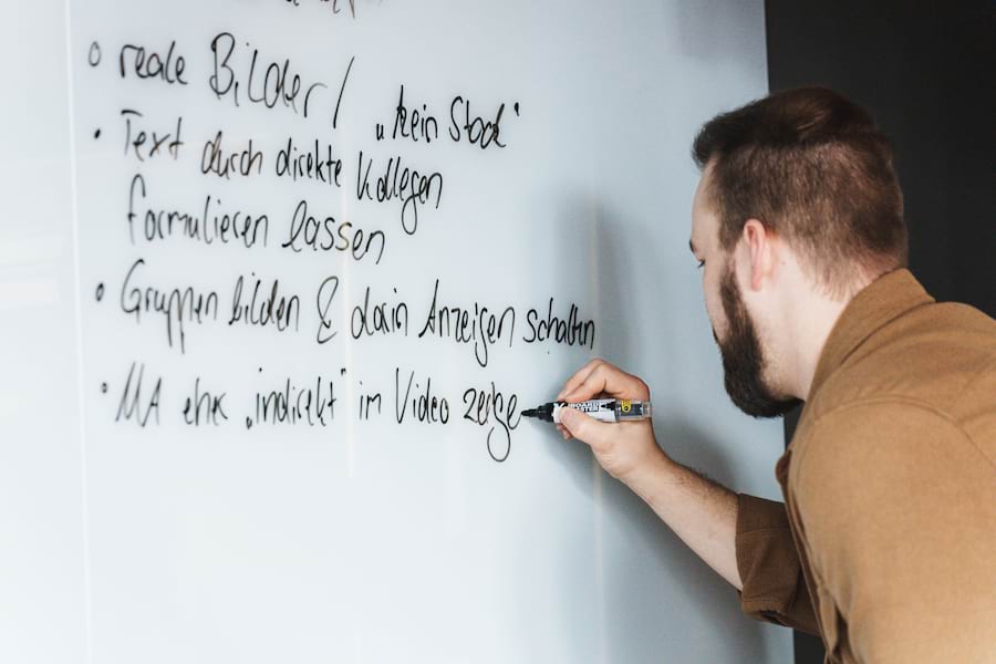 Mann schreibt während einer Session Lösungen auf ein Flipchart