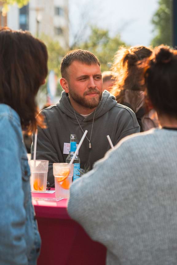 Besucher:innen genießen die Cocktails von UMD Racing