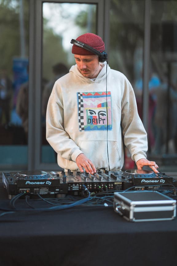 Chris von der Love Music Foundation am DJ Pult