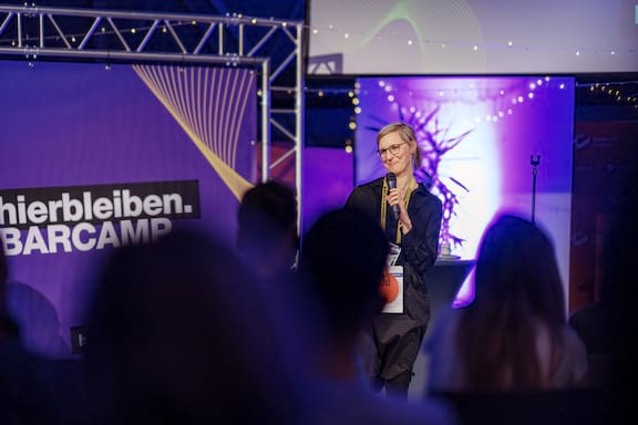 Eine Frau pitcht beim Barcamp
