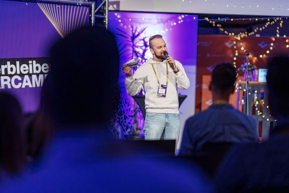 Ein mann pitcht beim Barcamp