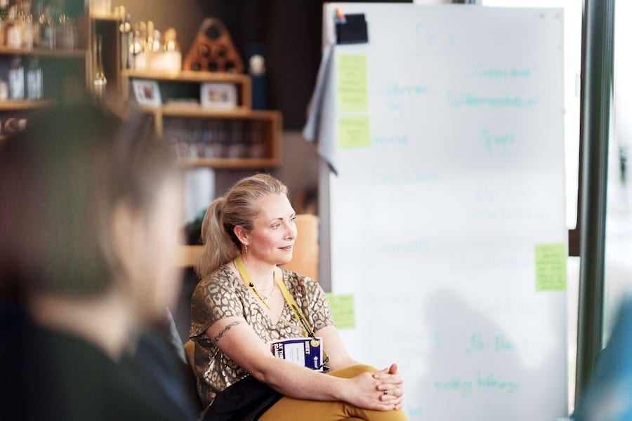 Frau bei einer Session im HASOMED GmbH Gebäude