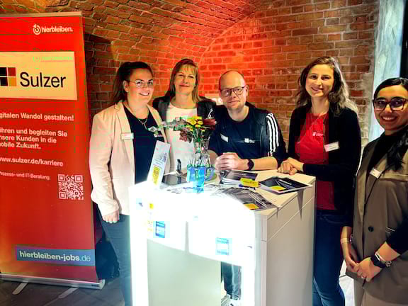 Recruiter:innen von Sulzer an ihrem stand beim hierbleiben JOBEVENT