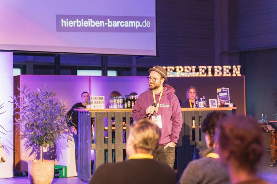 Alexander Tur moderiert das hierbleiben BARCAMP