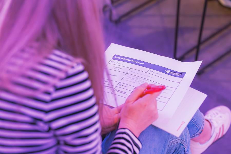 Frau schreibt ihren Sessionvorschlag auf
