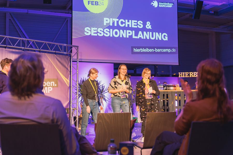 Die Komplizinnen pitchen ihr Thema beim hierbleiben BARCAMP 2024