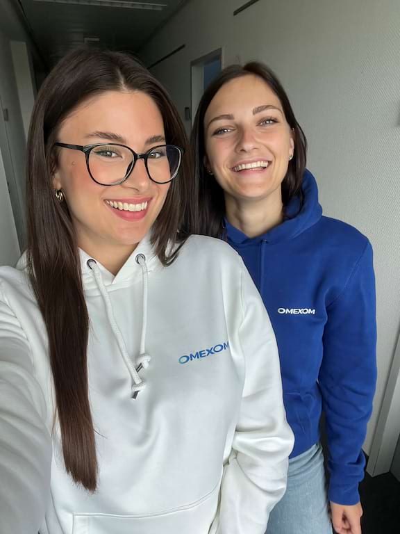 Madlen (links) und Vivian (rechts) im Omexom Büro - nun als Kolleginnen
